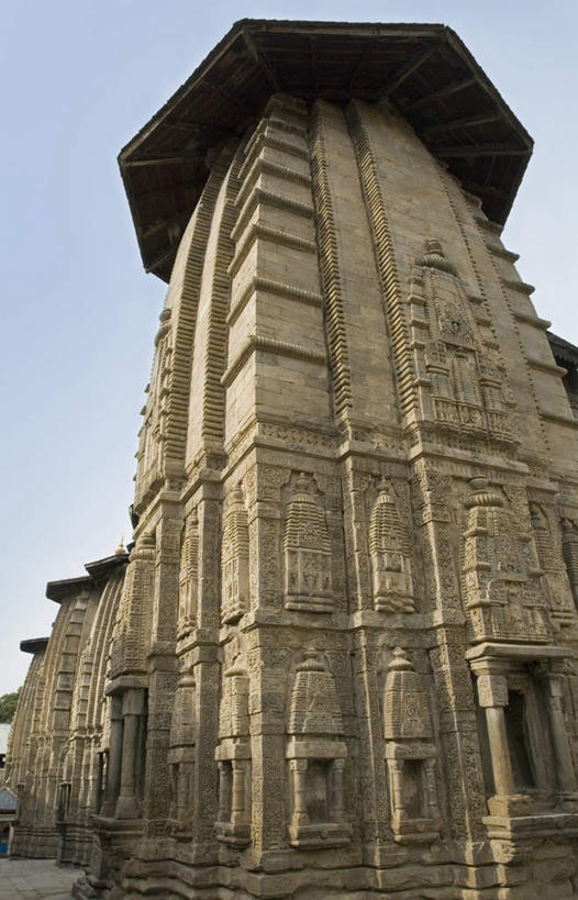 无人,寺庙,竖图,室外,白天,仰视,旅游,度假,名胜古迹,标志建筑,地标,建筑,雕塑,印度,亚洲,节日,遗迹,艺术,装饰,雕刻,雕像,墙,古迹,文化,文物,娱乐,建设,古建筑,墙壁,墙面,蓝色,蓝天,天空,工艺品,庙宇,天,祈祷,享受,休闲,健康,旅游胜地,放松,许愿,宗教,佛教,信仰,晴朗,纪念,祈求,美术,主题,南亚,陈列,古文明,万里无云,喜马偕尔邦,印度共和国,功能,美学,释教,高山之州,喜马偕尔,纳拉亚那庙,天女神庙,平安,晴空,晴空万里,彩图,低角度拍摄,庙,寺