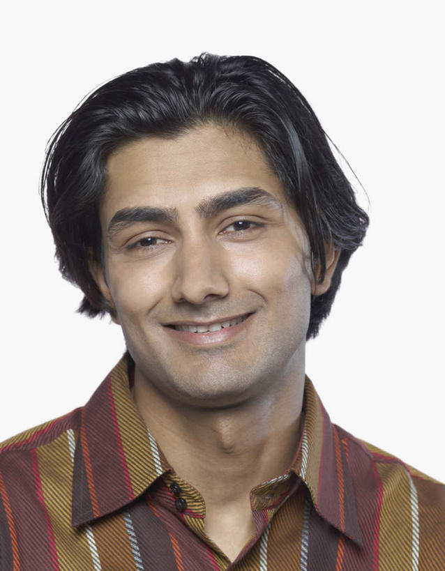 脸,头,脸颊,一个人,站,笑,微笑,露齿笑,竖图,室内,特写,白天,白色背景,正面,亚洲,仅一个男性,仅一个人,服装,注视,休闲装,仅一个年轻男性,衣服,观察,看,站着,休闲,休闲服,摄影,服饰,影棚,观看,察看,关注,肩部,男人,男性,年轻男性,亚洲人,印度人,头部,脸部,脸蛋,面部,站立,半身,彩图,影棚拍摄,拍摄