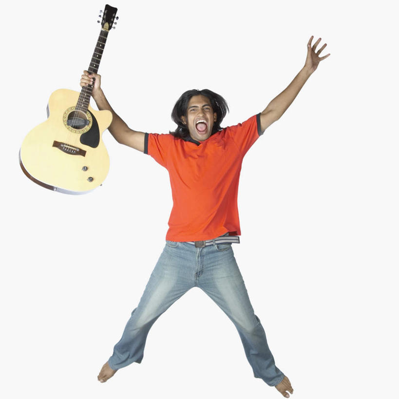 一个人,站,举,伸展双臂,横图,室内,白天,白色背景,正面,亚洲,仅一个男性,仅一个人,吉他,乐器,弦乐器,注视,仅一个年轻男性,观察,看,托,站着,张嘴,赤脚,摄影,影棚,观看,察看,关注,弹拨弦鸣乐器,张大嘴巴,男人,男性,年轻男性,亚洲人,印度人,张开嘴,敞开双臂,举起,举手,举着,伸开双臂,向上举,向上伸,向上托,展开双肩,站立,张开手臂,张开双臂,彩图,全身,影棚拍摄,拍摄,弹拨弦乐器