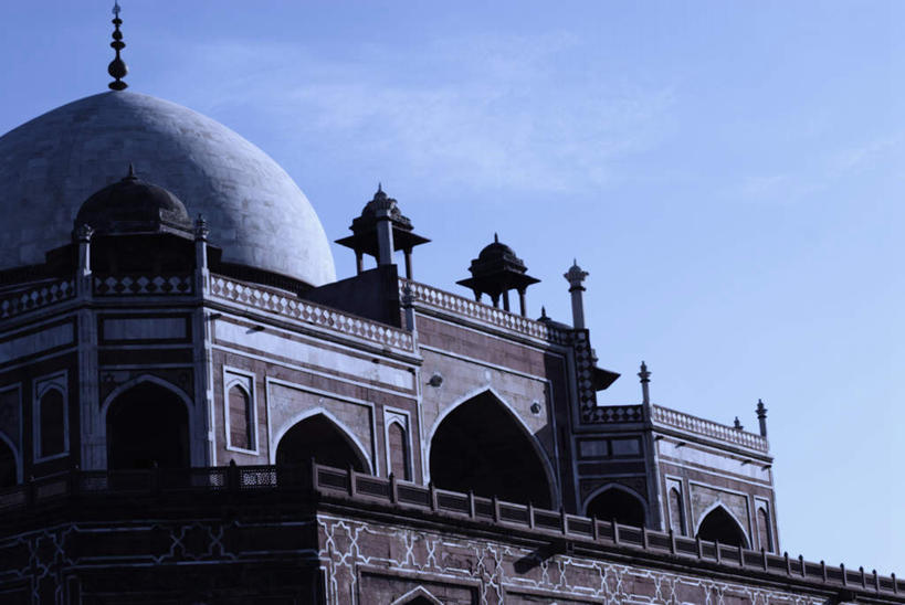 无人,横图,室外,白天,仰视,旅游,度假,名胜古迹,门,标志建筑,地标,建筑,印度,亚洲,阴影,遗迹,光线,影子,墙,云,云朵,拱门,走道,走廊,过道,首都,云彩,古迹,文物,娱乐,建设,古建筑,墙壁,墙面,蓝色,白云,蓝天,天空,阳光,门框,天,享受,休闲,墓地,旅游胜地,放松,晴朗,皇帝,权威,坟墓,陵墓,高贵,南亚,坟场,古文明,新德里,印度共和国,权力,统治,权势,天子,九五之尊,圣上,统治者,陛下,官家,势力,胡马雍,胡马雍陵,晴空,彩图,低角度拍摄