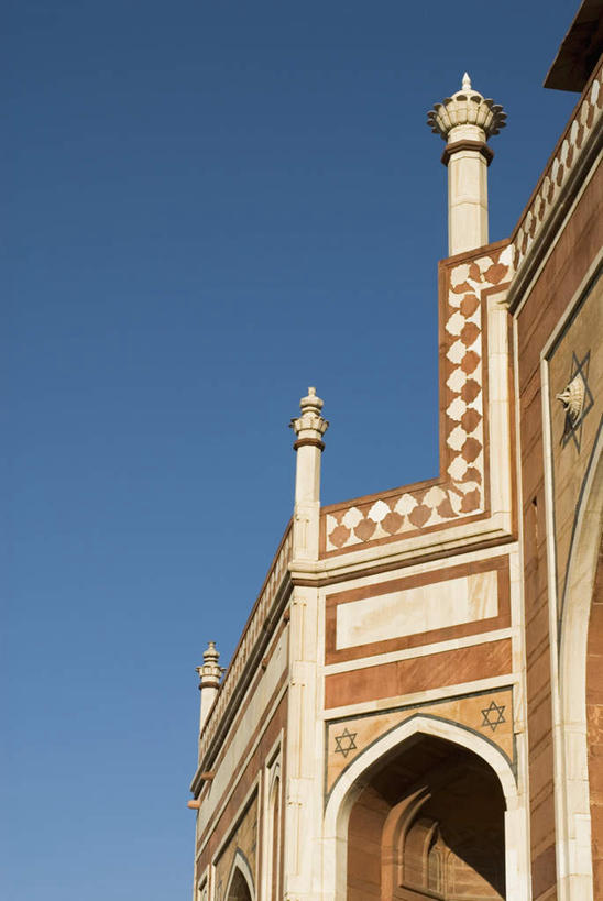 无人,竖图,室外,白天,仰视,旅游,度假,名胜古迹,门,标志建筑,地标,建筑,印度,亚洲,阴影,遗迹,光线,影子,墙,拱门,首都,古迹,文物,娱乐,建设,古建筑,墙壁,墙面,蓝色,蓝天,天空,阳光,门框,天,享受,休闲,墓地,旅游胜地,放松,晴朗,皇帝,权威,坟墓,陵墓,高贵,南亚,坟场,古文明,万里无云,新德里,印度共和国,权力,统治,权势,天子,九五之尊,圣上,统治者,陛下,官家,势力,胡马雍,胡马雍陵,晴空,晴空万里,彩图,低角度拍摄