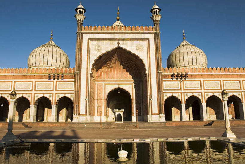 无人,横图,室外,白天,仰视,旅游,度假,名胜古迹,门,标志建筑,地标,建筑,印度,亚洲,一排,阴影,节日,遗迹,整齐,光线,影子,墙,池塘,水池,拱门,古迹,文化,文物,娱乐,建设,古建筑,墙壁,墙面,排列,蓝色,倒影,蓝天,天空,阳光,门框,天,祈祷,享受,休闲,健康,旅游胜地,放松,许愿,宗教,信仰,晴朗,纪念,祈求,倒映,伊斯兰教,队列,清真寺,南亚,古文明,万里无云,印度共和国,反照,贾玛清真寺,贾玛寺,旧德里,平安,晴空,晴空万里,彩图,低角度拍摄