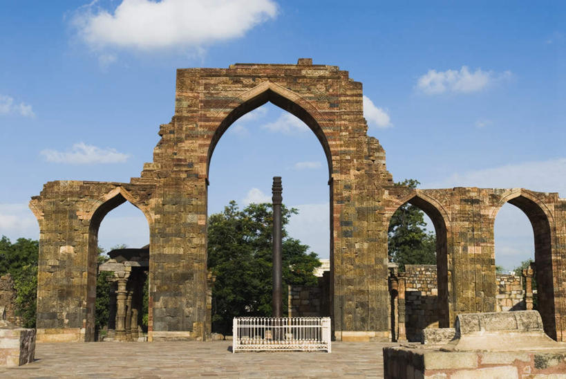 无人,横图,室外,白天,仰视,旅游,度假,石头,名胜古迹,植物,门,标志建筑,地标,建筑,印度,亚洲,一排,阴影,节日,遗迹,整齐,光线,石子,影子,墙,云,云朵,拱门,首都,云彩,古迹,文化,文物,娱乐,建设,古建筑,墙壁,墙面,树,树木,排列,蓝色,绿色,白云,蓝天,天空,阳光,自然,门框,天,祈祷,享受,休闲,健康,旅游胜地,放松,许愿,宗教,信仰,生长,晴朗,成长,纪念,祈求,伊斯兰教,队列,清真寺,南亚,古文明,新德里,印度共和国,顾特卜塔,平安,石块,岩石,晴空,彩图,低角度拍摄