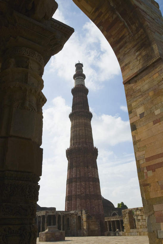 无人,竖图,室外,白天,仰视,旅游,度假,石头,名胜古迹,门,标志建筑,地标,建筑,印度,亚洲,阴影,节日,遗迹,光线,石子,影子,墙,云,云朵,拱门,塔,首都,云彩,古迹,文化,文物,娱乐,建设,古建筑,墙壁,墙面,蓝色,白云,蓝天,天空,阳光,门框,天,祈祷,享受,休闲,健康,旅游胜地,放松,许愿,宗教,信仰,晴朗,纪念,祈求,伊斯兰教,清真寺,南亚,古文明,新德里,印度共和国,顾特卜塔,平安,石块,岩石,晴空,彩图,低角度拍摄