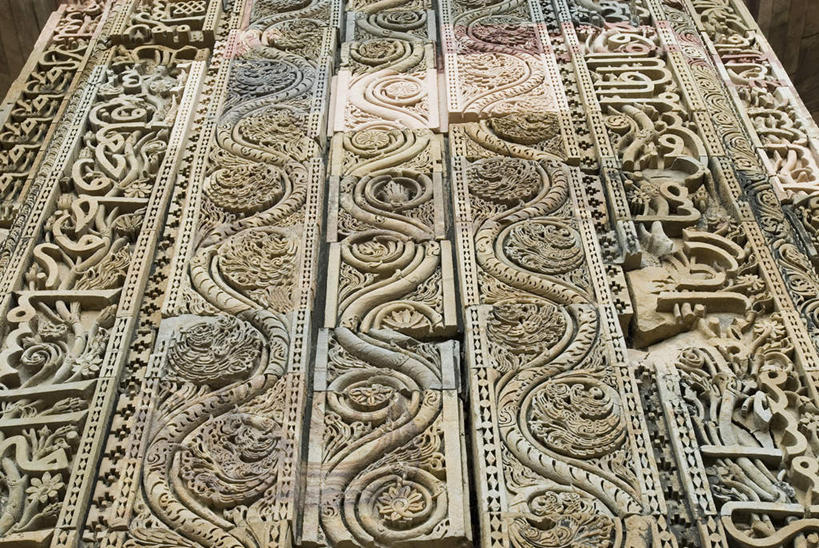 无人,横图,室外,白天,仰视,旅游,度假,名胜古迹,标志建筑,地标,建筑,雕塑,印度,亚洲,节日,遗迹,艺术,装饰,雕刻,雕像,首都,古迹,文化,文物,娱乐,建设,古建筑,石雕,工艺品,祈祷,享受,休闲,健康,旅游胜地,放松,许愿,宗教,信仰,纪念,华丽,修饰,祈求,美术,点缀,伊斯兰教,主题,清真寺,南亚,陈列,古文明,新德里,印度共和国,功能,美学,衬托,美观,雅致,雅观,顾特卜塔,平安,彩图,低角度拍摄