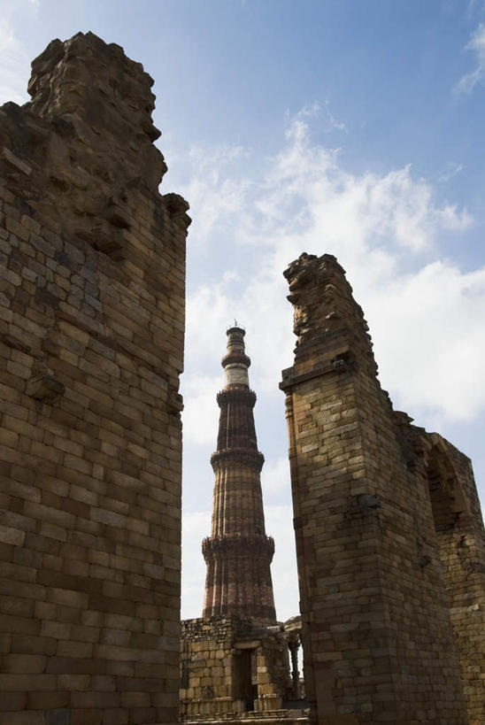 无人,竖图,室外,白天,仰视,旅游,度假,石头,名胜古迹,标志建筑,地标,建筑,印度,亚洲,阴影,节日,遗迹,光线,石子,影子,墙,云,云朵,塔,首都,云彩,古迹,文化,文物,娱乐,建设,古建筑,墙壁,墙面,蓝色,白云,蓝天,天空,阳光,天,祈祷,享受,休闲,健康,旅游胜地,放松,许愿,宗教,信仰,晴朗,纪念,祈求,伊斯兰教,清真寺,南亚,古文明,新德里,印度共和国,顾特卜塔,平安,石块,岩石,晴空,彩图,低角度拍摄