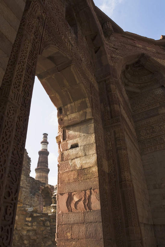 无人,竖图,室外,白天,仰视,旅游,度假,石头,名胜古迹,门,标志建筑,地标,建筑,印度,亚洲,阴影,节日,遗迹,光线,石子,影子,墙,云,云朵,拱门,塔,首都,云彩,古迹,文化,文物,娱乐,建设,古建筑,墙壁,墙面,蓝色,白云,蓝天,天空,阳光,门框,天,祈祷,享受,休闲,健康,旅游胜地,放松,许愿,宗教,信仰,晴朗,纪念,祈求,伊斯兰教,清真寺,南亚,古文明,新德里,印度共和国,顾特卜塔,平安,石块,岩石,晴空,彩图,低角度拍摄