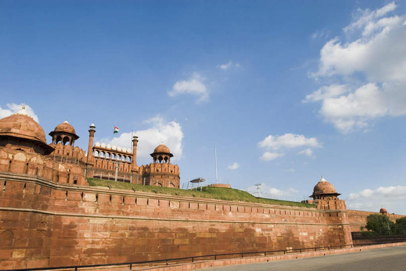 无人,宫殿,横图,室外,白天,仰视,旅游,度假,草地,草坪,石头,名胜古迹,植物,标志建筑,地标,建筑,印度,亚洲,阴影,遗迹,光线,石子,影子,墙,云,云朵,云彩,古迹,文物,娱乐,建设,古建筑,墙壁,墙面,草,蓝色,绿色,白云,蓝天,天空,阳光,天,享受,休闲,旅游胜地,放松,晴朗,古堡,南亚,古文明,印度共和国,北方邦,阿格拉堡,阿格拉红堡,红堡,石块,岩石,晴空,彩图,低角度拍摄