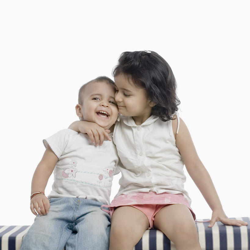 儿童,两个人,家庭,坐,抱,横图,室内,白天,正面,纯洁,亚洲,撑,服装,注视,休闲装,小孩,衣服,观察,看,张嘴,休闲,温暖,温馨,姐弟,一家人,休闲服,可爱,童年,童趣,服饰,抱着,观看,和睦,察看,撑着,搂着,关注,张大嘴巴,童真,烂漫,无邪,天真,男孩,男人,男性,女孩,女人,女性,亚洲人,印度人,张开嘴,搂,搂抱,坐着,半身,彩图,融洽,男生,女生