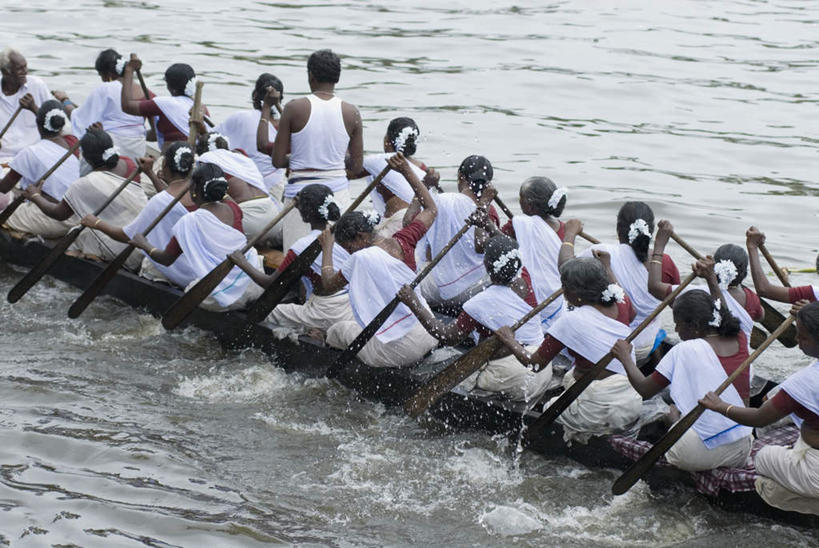 划船,坐,横图,俯视,室外,白天,民族服装,河流,水,船,亚洲,握,船桨,河水,水流,许多人,拿,拎,拿着,注视,观察,看,一群人,握着,龙舟,观看,察看,关注,男人,男性,年轻男性,年轻女性,女人,女性,亚洲人,印度人,坐着,半身,彩图,高角度拍摄,传统服装,民俗服,拎着