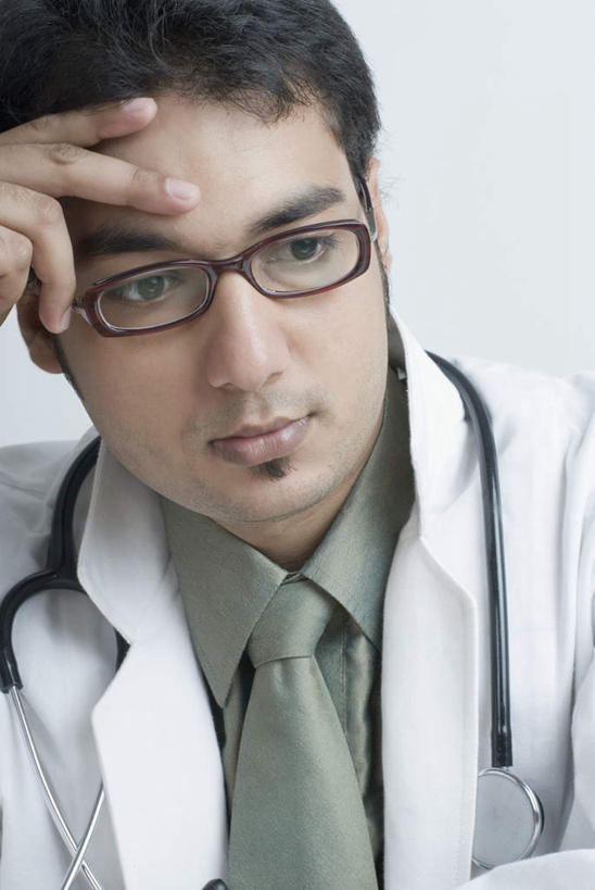一个人,医生,坐,竖图,室内,白天,正面,工作服,制服,亚洲,仅一个男性,仅一个人,撑,眼镜,注视,仅一个年轻男性,听诊器,观察,看,医护人员,医疗人员,观看,察看,医疗设备,撑着,关注,医疗器械,医疗工具,近视眼镜,工作制服,检测工具,男人,男性,年轻男性,亚洲人,印度人,额头,大夫,坐着,半身,彩图,工作套服