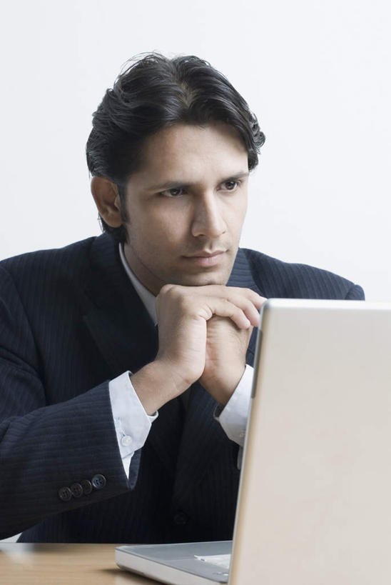 脸,头,脸颊,手,一个人,商务人士,商务男性,坐,竖图,室内,特写,白天,正面,衬衫,电脑,笔记本电脑,亚洲,双手,仅一个男性,仅一个人,撑,套装,网络,托腮,注视,通讯设备,肩膀,仅一个年轻男性,观察,看,托,手部,观看,察看,无线,关注,托下巴,通信设备,商务装,无线网络,无线上网,便携式电脑,工薪阶层,手提电脑,男人,男性,年轻男性,亚洲人,印度人,头部,脸部,脸蛋,面部,白领,上班族,坐着,半身,彩图,衬衣