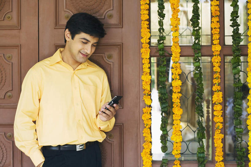 一个人,站,笑,打电话,微笑,露齿笑,横图,室外,白天,正面,电话,手机,亚洲,仅一个男性,仅一个人,握,服装,盛开,拿,花蕾,拎,拿着,注视,休闲装,通讯设备,花,花瓣,花朵,鲜花,仅一个年轻男性,衣服,彩带,花苞,花蕊,低头,观察,看,站着,休闲,休闲服,握着,服饰,观看,彩条,察看,关注,毛条,七彩毛条,装饰彩带,交流,男人,男性,年轻男性,亚洲人,印度人,沟通,通话,站立,半身,彩图,拎着