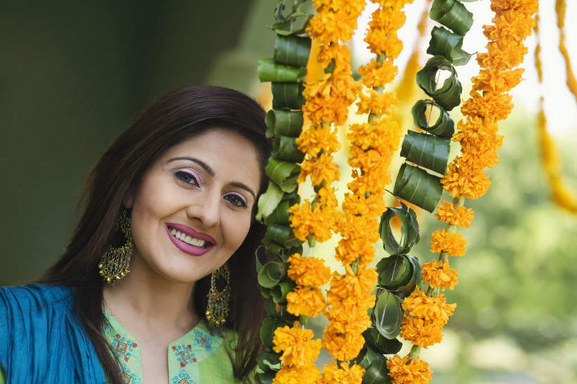 一个人,站,笑,微笑,露齿笑,横图,室外,白天,正面,民族服装,亚洲,仅一个年轻女性,仅一个女性,仅一个人,装饰,盛开,花蕾,注视,花,花瓣,花朵,鲜花,彩带,花苞,花蕊,观察,看,站着,服饰,观看,飘逸,彩条,察看,庄重,关注,追求,纱丽,雅致,毛条,七彩毛条,装饰彩带,纱丽服,清婉,妍丽,年轻女性,女人,女性,亚洲人,印度人,站立,半身,彩图,传统服装,民俗服,奢华