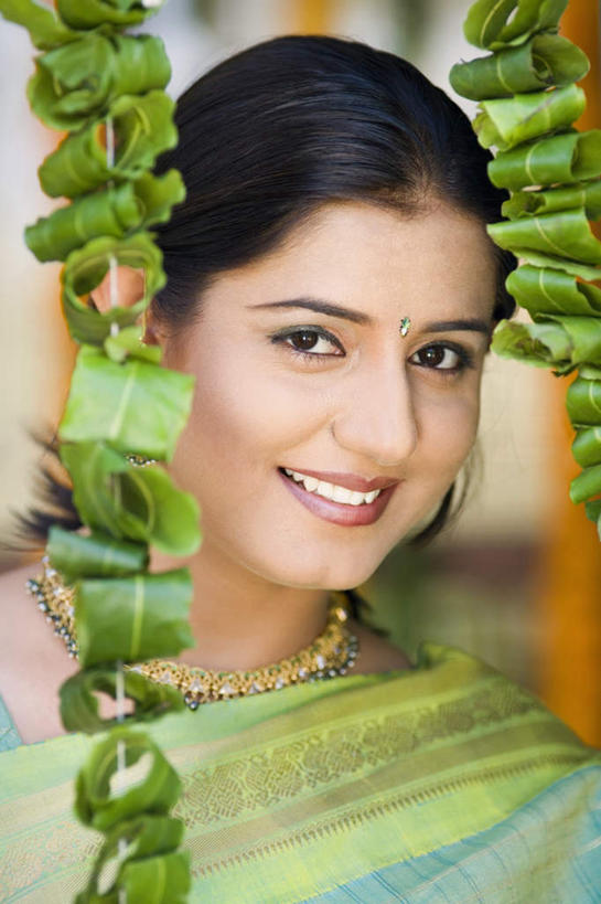 脸,头,脸颊,一个人,站,笑,微笑,露齿笑,竖图,室外,特写,白天,正面,民族服装,叶子,亚洲,仅一个年轻女性,仅一个女性,仅一个人,朦胧,模糊,绿叶,注视,肩膀,彩带,观察,看,站着,嫩叶,服饰,观看,飘逸,彩条,察看,抓着,庄重,关注,追求,纱丽,雅致,毛条,七彩毛条,装饰彩带,纱丽服,清婉,妍丽,年轻女性,女人,女性,亚洲人,印度人,头部,脸部,脸蛋,面部,叶,叶片,站立,半身,彩图,传统服装,民俗服,奢华