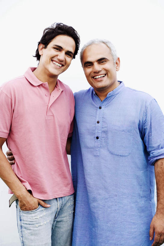 两个人,家庭,父亲,儿子,站,笑,微笑,露齿笑,竖图,室内,白天,白色背景,正面,亚洲,服装,注视,休闲装,衣服,观察,看,站着,休闲,温暖,温馨,父子,一家人,休闲服,父爱,摄影,服饰,影棚,观看,和睦,察看,关注,手插袋,单手插袋,单手抄兜,单手放兜,老年男性,男人,男性,中年男性,亚洲人,印度人,插兜,手插兜,手放口袋,站立,半身,彩图,影棚拍摄,拍摄,融洽,手抄兜