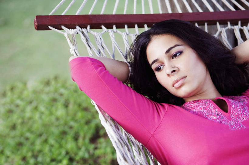 一个人,躺,横图,室外,白天,正面,草地,草坪,植物,床,吊床,亚洲,仅一个年轻女性,仅一个女性,仅一个人,抱头,吊挂,悬挂,服装,朦胧,模糊,挂,注视,休闲装,草,衣服,绿色,观察,看,享受,休闲,休闲服,服饰,观看,察看,安逸,关注,安适,清闲,卧着,年轻女性,女人,女性,亚洲人,印度人,躺着,卧,半身,彩图