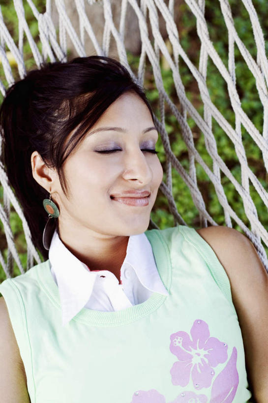 一个人,躺,闭眼,笑,微笑,竖图,俯视,室外,白天,旅游,度假,草地,草坪,植物,床,吊床,亚洲,仅一个年轻女性,仅一个女性,仅一个人,吊挂,悬挂,服装,朦胧,模糊,挂,休闲装,娱乐,草,树,树木,衣服,绿色,自然,享受,休闲,休闲服,放松,服饰,生长,成长,安逸,户外运动,安适,清闲,卧着,年轻女性,女人,女性,亚洲人,印度人,闭眼睛,闭着眼,闭着眼睛,躺着,卧,半身,彩图,高角度拍摄