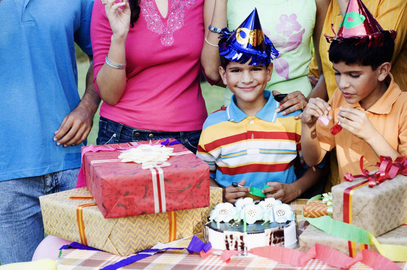 点心,儿童,家庭,夫妻,母亲,父亲,女儿,儿子,站,笑,微笑,露齿笑,横图,室外,白天,正面,爱情,游戏,纯洁,蜡烛,礼盒,礼物,帽子,玩具,亚洲,握,阴影,纸质,服装,朦胧,模糊,光线,火焰,影子,纸盒,烛光,食品,许多人,浪漫,燃烧,拿,玩,拿着,注视,休闲装,文化,娱乐,生日帽,手叉腰,盒子,食物,糕点,小孩,衣服,包装盒,礼品盒,生日蛋糕,叉腰,点燃,观察,看,祈祷,站着,一群人,休闲,温暖,温馨,父女,父子,母女,母子,一家人,休闲服,恩爱,父爱,可爱,母爱,童年,童趣,益智,握着,许愿,恋人,服饰,礼品,观看,活动,纪念,祈求,和睦,察看,小丑帽,双手叉腰,发泄,关注,消遣,智力,童真,烂漫,无邪,三角帽,狂欢帽,派对帽,聚会帽,纸帽,宣泄,吹卷,平安,天真,男孩,男人,男性,年轻男性,年轻女性,女孩,女人,女性,亚洲人,印度人,孩子,年轻人,夫妇,情侣,玩耍,嬉戏,站立,半身,彩图,伴侣,融洽,蛋糕,男生,女生