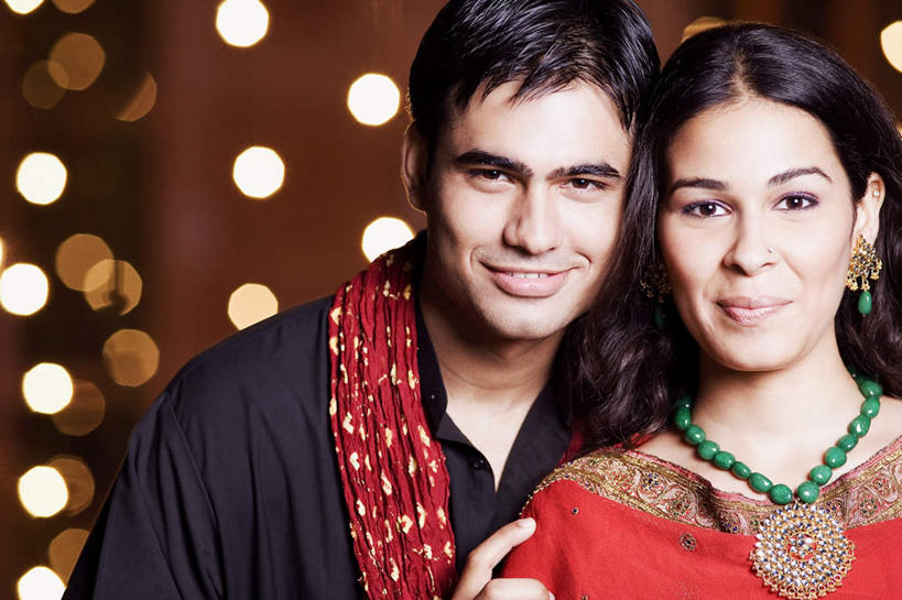 两个人,夫妻,站,笑,微笑,横图,室内,白天,正面,民族服装,爱情,照明,亚洲,朦胧,模糊,彩灯,灯光,浪漫,注视,灯,灯具,观察,看,站着,恩爱,恋人,服饰,花灯,观看,飘逸,照亮,察看,庄重,照明设备,关注,追求,纱丽,雅致,纱丽服,清婉,妍丽,男人,男性,年轻男性,年轻女性,女人,女性,亚洲人,印度人,夫妇,情侣,站立,半身,彩图,传统服装,民俗服,伴侣,奢华