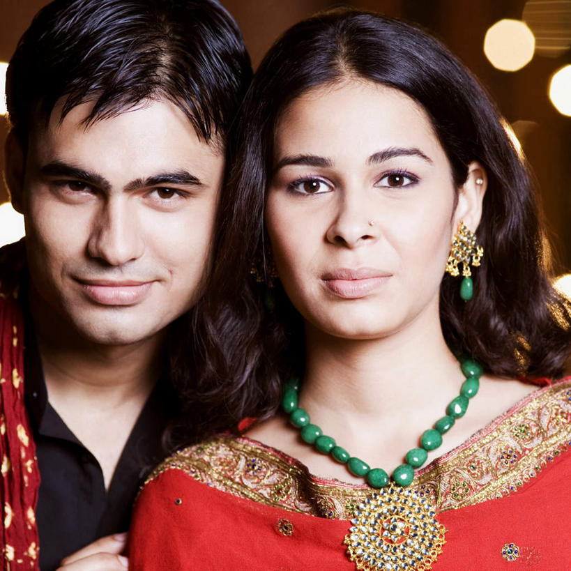 两个人,夫妻,站,笑,微笑,横图,室内,白天,正面,民族服装,爱情,照明,亚洲,朦胧,模糊,彩灯,灯光,浪漫,注视,灯,灯具,观察,看,站着,恩爱,恋人,服饰,花灯,观看,飘逸,照亮,察看,庄重,照明设备,关注,追求,纱丽,雅致,纱丽服,清婉,妍丽,男人,男性,年轻男性,年轻女性,女人,女性,亚洲人,印度人,夫妇,情侣,站立,半身,彩图,传统服装,民俗服,伴侣,奢华