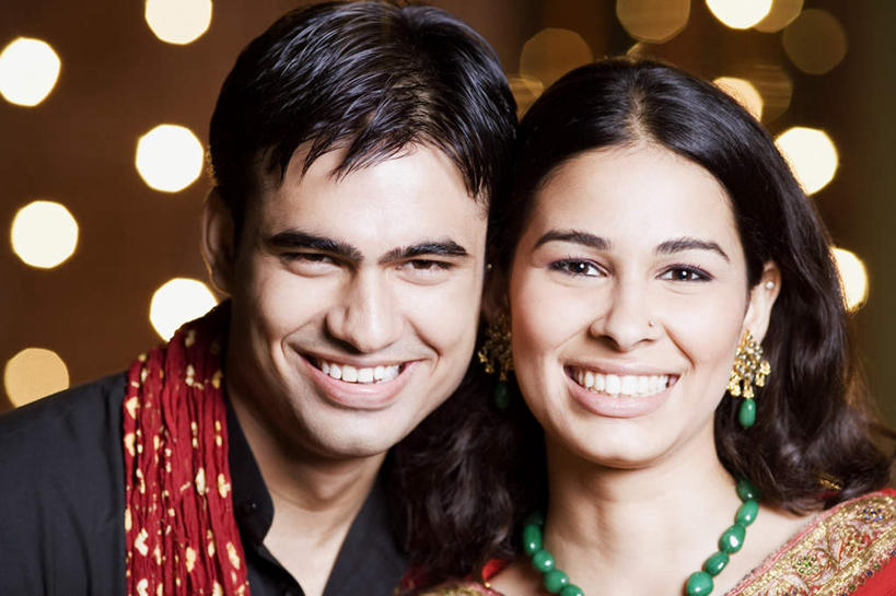 两个人,夫妻,站,笑,微笑,露齿笑,横图,室内,白天,正面,民族服装,爱情,照明,亚洲,朦胧,模糊,彩灯,灯光,浪漫,注视,灯,灯具,观察,看,站着,恩爱,恋人,服饰,花灯,观看,飘逸,照亮,察看,庄重,照明设备,关注,追求,纱丽,雅致,纱丽服,清婉,妍丽,男人,男性,年轻男性,年轻女性,女人,女性,亚洲人,印度人,夫妇,情侣,站立,半身,彩图,传统服装,民俗服,伴侣,奢华