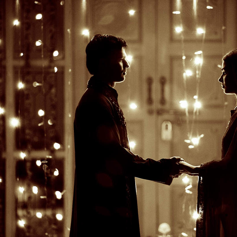 两个人,夫妻,握手,横图,室内,白天,侧面,民族服装,爱情,照明,亚洲,朦胧,模糊,彩灯,灯光,背光,浪漫,灯,灯具,面对面,恩爱,恋人,服饰,花灯,飘逸,照亮,庄重,照明设备,追求,逆光,纱丽,雅致,纱丽服,清婉,妍丽,男人,男性,年轻男性,年轻女性,女人,女性,亚洲人,印度人,夫妇,情侣,拉手,手拉手,手握手,半身,彩图,传统服装,民俗服,伴侣,奢华