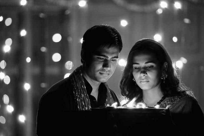 两个人,夫妻,横图,黑白,室内,白天,正面,民族服装,爱情,蜡烛,照明,亚洲,节日,朦胧,模糊,彩灯,烟雾,灯光,浪漫,燃烧,文化,灯,佛香,香火,香烛,灯具,祈祷,健康,恩爱,许愿,恋人,宗教,服饰,花灯,信仰,烧香,纪念,飘逸,祈求,照亮,庄重,照明设备,追求,纱丽,雅致,纱丽服,清婉,妍丽,平安,男人,男性,年轻男性,年轻女性,女人,女性,亚洲人,印度人,夫妇,情侣,半身,传统服装,民俗服,伴侣,奢华