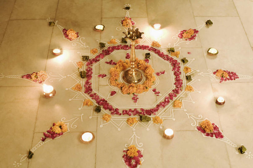 无人,横图,俯视,室内,特写,白天,叶子,照明,花纹,节日,朦胧,模糊,装饰,盛开,灯光,绿叶,美丽,花蕾,文化,灯,花,花瓣,花朵,鲜花,排列,灯具,花苞,花蕊,祈祷,健康,嫩叶,许愿,宗教,信仰,纪念,祈求,照亮,照明设备,地灯,摆列,地埋灯,平安,叶,叶片,彩图,高角度拍摄,布列,分列