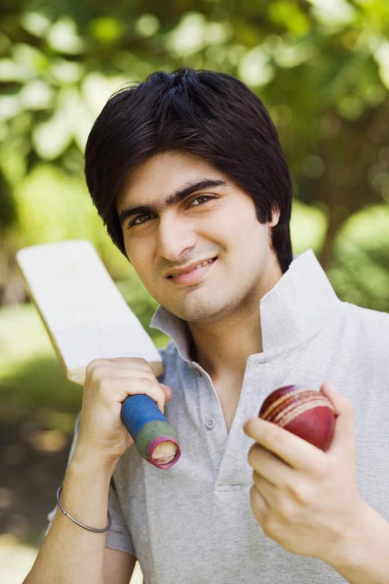 一个人,站,笑,微笑,露齿笑,竖图,室外,白天,正面,锻炼,运动,植物,亚洲,仅一个男性,仅一个人,握,阴影,服装,朦胧,模糊,光线,影子,拿,拿着,注视,休闲装,球,树,树木,仅一个年轻男性,衣服,绿色,阳光,自然,观察,看,站着,休闲,休闲服,握着,服饰,生长,成长,观看,气体,察看,关注,板球,板球棒,体育,男人,男性,年轻男性,亚洲人,印度人,站立,半身,彩图,健身