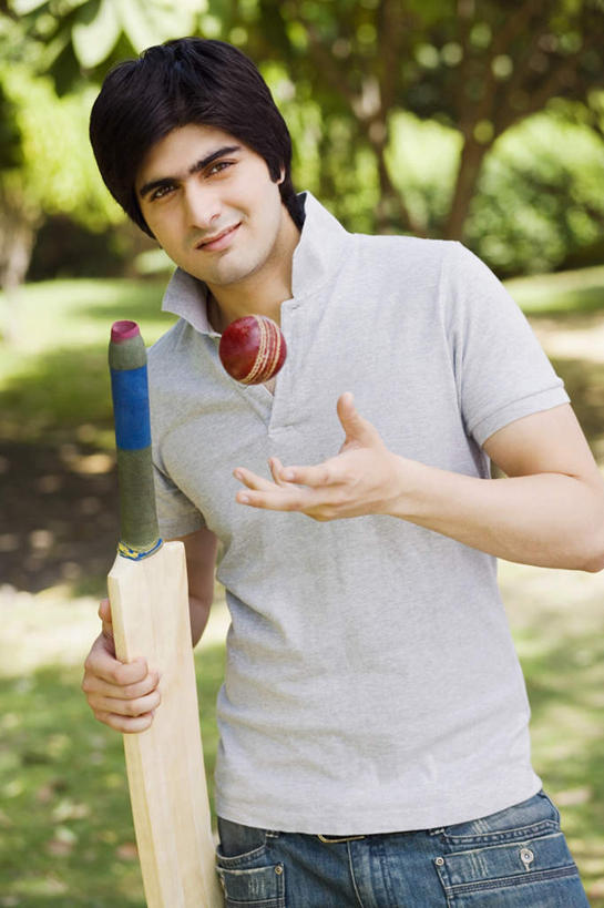 一个人,站,投,笑,微笑,露齿笑,竖图,室外,白天,正面,锻炼,运动,植物,亚洲,仅一个男性,仅一个人,阴影,服装,朦胧,模糊,光线,影子,注视,休闲装,球,树,树木,仅一个年轻男性,衣服,绿色,阳光,自然,观察,看,站着,休闲,休闲服,服饰,生长,成长,观看,气体,察看,关注,板球,板球棒,体育,男人,男性,年轻男性,亚洲人,印度人,抛,扔,撒,站立,掷,半身,彩图,健身