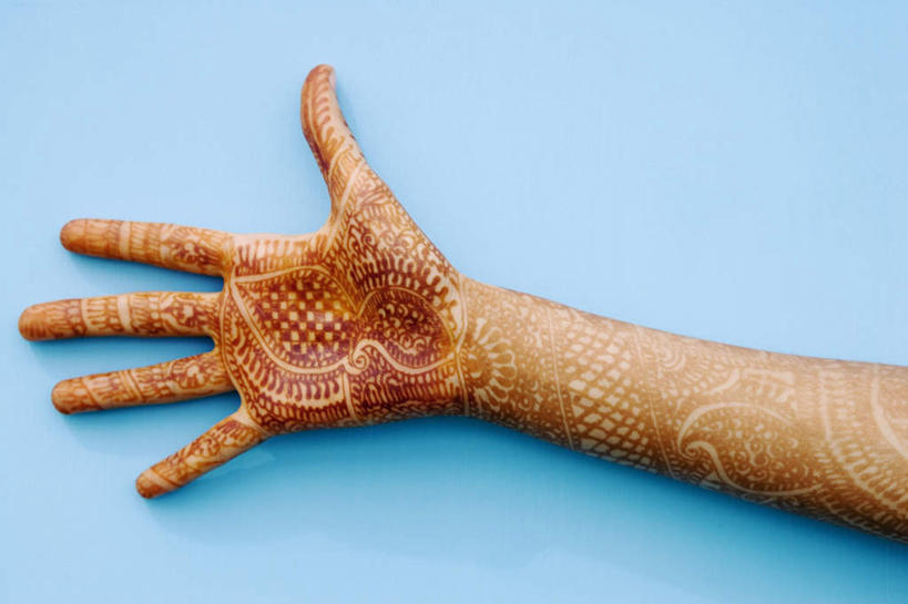 手,一个人,横图,室内,特写,白天,正面,亚洲,仅一个年轻女性,仅一个女性,仅一个人,张开,蓝色背景,艺术,彩绘,文化,手部,摄影,影棚,单手,人体彩绘,美观,纹身彩绘,年轻女性,女人,女性,亚洲人,印度人,半身,彩图,影棚拍摄,拍摄