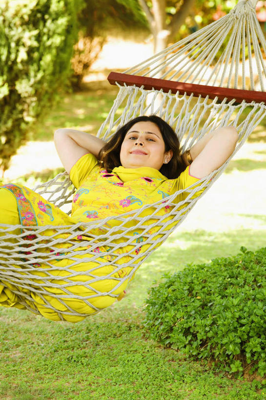 一个人,躺,竖图,室外,白天,正面,民族服装,旅游,度假,草地,草坪,植物,床,吊床,亚洲,仅一个女性,仅一个人,吊挂,悬挂,阴影,光线,影子,挂,注视,娱乐,草,黄色,绿色,阳光,观察,看,仅一个中年女性,享受,休闲,放松,服饰,观看,飘逸,察看,双手抱头,庄重,安逸,关注,追求,纱丽,雅致,纱丽服,安适,清婉,清闲,妍丽,女人,女性,中年女性,亚洲人,印度人,躺着,玩耍,半身,彩图,传统服装,民俗服,奢华