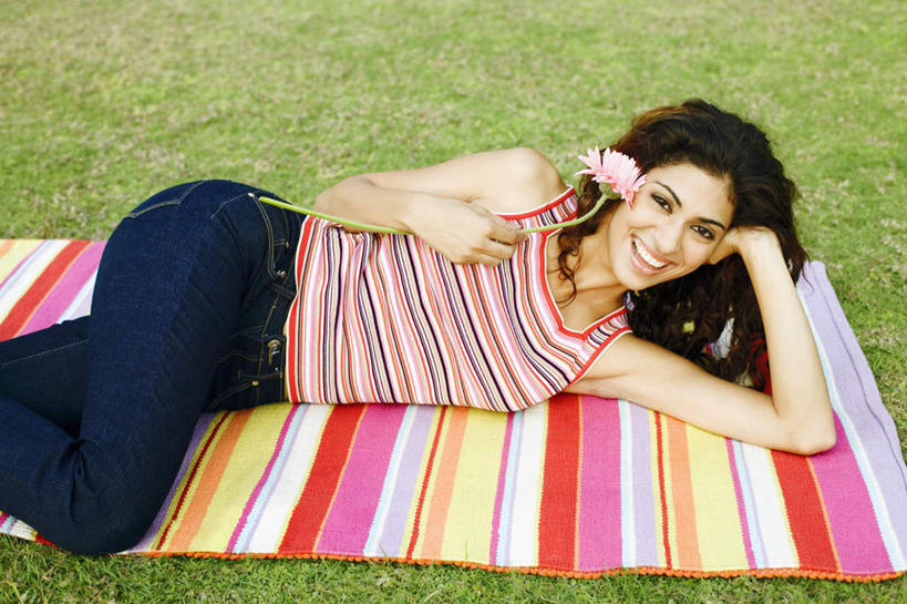 一个人,躺,笑,微笑,露齿笑,横图,室外,白天,正面,旅游,度假,草地,草坪,植物,亚洲,仅一个年轻女性,仅一个女性,仅一个人,服装,盛开,毯子,坐垫,拿,花蕾,拿着,注视,休闲装,娱乐,草,花,花瓣,花朵,鲜花,衣服,绿色,花苞,花蕊,观察,看,享受,休闲,休闲服,放松,服饰,观看,察看,关注,野餐垫,野餐地毯,多功能毯,卧着,年轻女性,女人,女性,亚洲人,印度人,躺着,玩耍,卧,半身,彩图