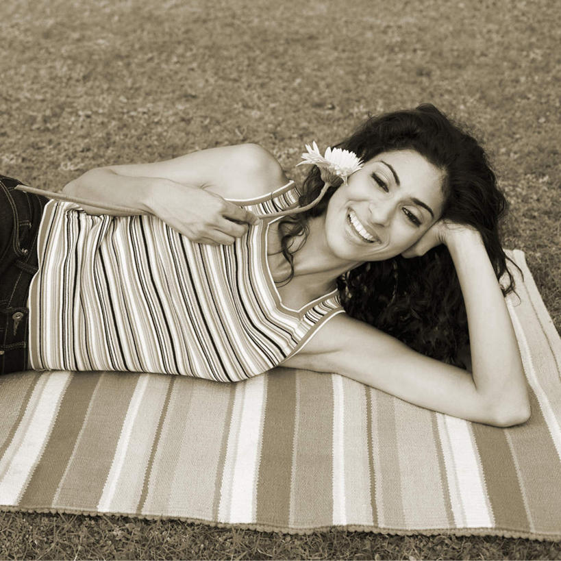 一个人,躺,笑,微笑,露齿笑,横图,室外,白天,正面,旅游,度假,草地,草坪,植物,亚洲,仅一个年轻女性,仅一个女性,仅一个人,服装,盛开,毯子,坐垫,拿,花蕾,拿着,注视,休闲装,娱乐,草,花,花瓣,花朵,鲜花,衣服,绿色,花苞,花蕊,观察,看,享受,休闲,休闲服,放松,服饰,观看,察看,关注,野餐垫,野餐地毯,多功能毯,卧着,年轻女性,女人,女性,亚洲人,印度人,躺着,玩耍,卧,半身,彩图