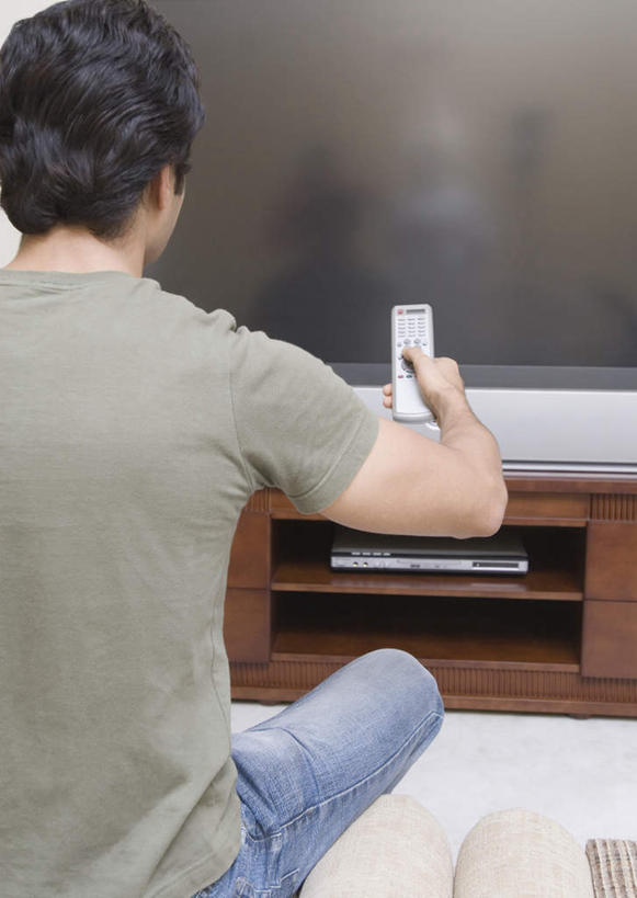 东方人,一个人,客厅,坐,竖图,室内,白天,沙发,电视,亚洲,仅一个男性,仅一个人,握,服装,拿,拿着,注视,休闲装,黄种人,仅一个年轻男性,背面,衣服,灰色,电视柜,遥控器,液晶电视,观察,看,休闲,休闲服,握着,服饰,观看,察看,起居室,关注,布艺沙发,客堂,男人,男性,年轻男性,亚洲人,印度人,电视机,坐着,半身,彩图