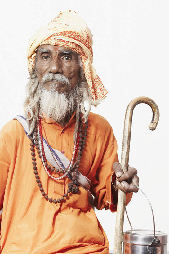 东方人,痣,胡须,一个人,和尚,竖图,室内,白天,白色背景,正面,民族服装,亚洲,仅一个男性,仅一个人,握,节日,铁桶,桶,拿,拿着,注视,黄种人,文化,一个,容器,观察,看,祈祷,祈福,仅一个老年男性,健康,握着,许愿,摄影,宗教,信仰,影棚,单个,拐杖,观看,纪念,储藏,祈求,察看,储存,关注,吉祥痣,朱砂痣,避邪,消灾,迪勒格,苦行僧,平安,老年男性,男人,男性,亚洲人,印度人,胡子,络腮胡,僧人,半身,彩图,影棚拍摄,传统服装,民俗服,拍摄,贮存