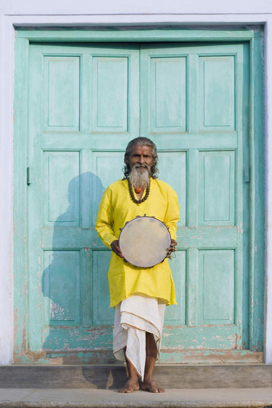 东方人,一个人,站,竖图,室外,白天,正面,民族服装,门,项链,亚洲,仅一个男性,仅一个人,握,阴影,光线,影子,乐器,铃鼓,音乐,拿,拿着,注视,黄种人,装饰品,仅一个年轻男性,一个,阳光,饰品,首饰,门框,观察,看,站着,握着,单个,观看,打击乐器,手鼓,察看,关注,男人,男性,年轻男性,亚洲人,印度人,站立,彩图,全身,传统服装,民俗服