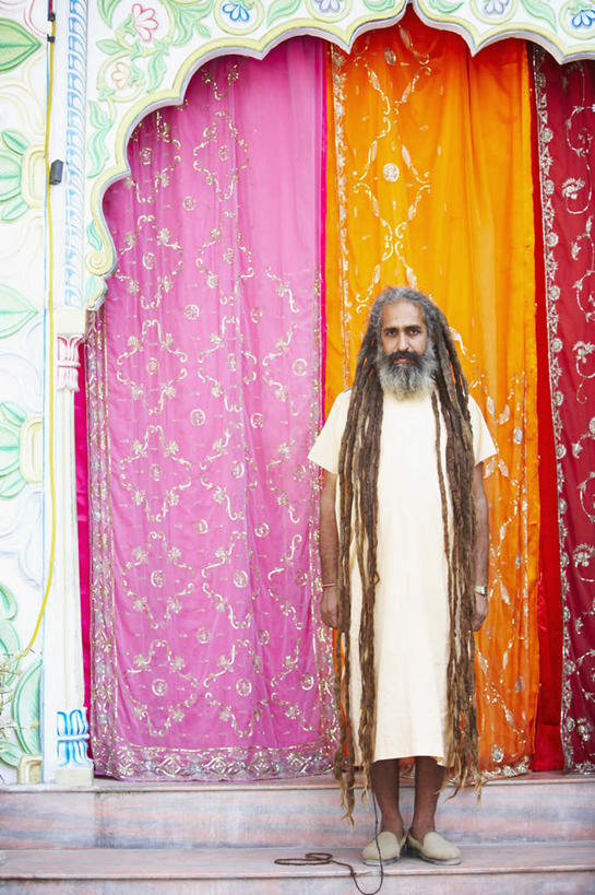 东方人,一个人,和尚,站,竖图,室外,白天,正面,民族服装,亚洲,仅一个男性,仅一个人,节日,工具,注视,黄种人,文化,仅一个年轻男性,观察,看,祈祷,站着,健康,器械,许愿,宗教,信仰,拐杖,观看,纪念,祈求,门帘,手杖,察看,关注,医疗器械,辅助设备,苦行僧,平安,男人,男性,年轻男性,亚洲人,印度人,比丘,高僧,僧,僧侣,僧人,沙弥,修行僧,站立,彩图,全身,传统服装,民俗服