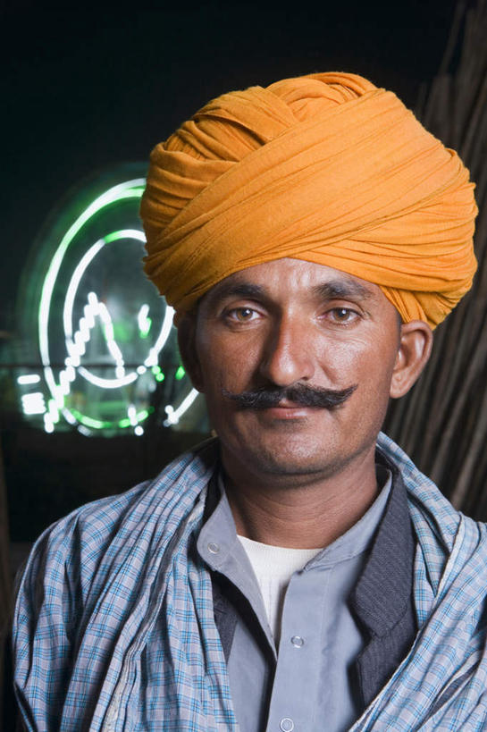 东方人,脸,头,脸颊,胡须,一个人,坐,竖图,室外,特写,夜晚,正面,民族服装,游戏,亚洲,仅一个男性,仅一个人,仅一个中年男性,阴影,光线,头巾,影子,摩天轮,灯光,玩,注视,黄种人,娱乐,肩膀,观察,看,休闲,游乐设施,观看,活动,察看,发泄,关注,消遣,智力,费里斯大转轮,宣泄,游艺设施,男人,男性,中年男性,亚洲人,印度人,头部,胡子,小胡子,脸部,脸蛋,面部,玩耍,嬉戏,坐着,半身,彩图,传统服装,民俗服