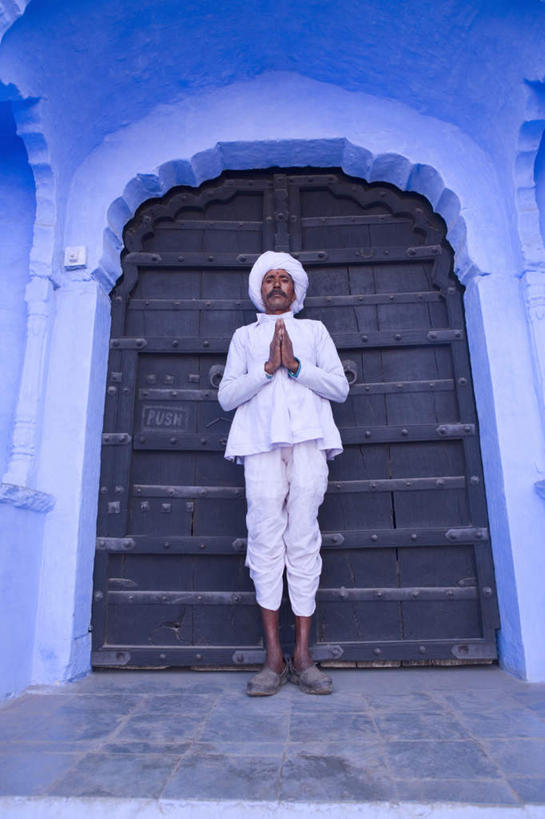 东方人,一个人,竖图,室外,白天,仰视,民族服装,门,标志建筑,地标,建筑,印度,亚洲,仅一个男性,仅一个人,仅一个中年男性,拱门,建筑群,祝福,黄种人,建设,虔诚,门框,祈祷,双手合十,感谢,南亚,合掌,合十礼,合掌礼,拉贾斯坦邦,拉贾斯坦,印度共和国,合十,莲华合掌,感恩,普什卡,男人,男性,中年男性,亚洲人,印度人,彩图,低角度拍摄,全身,传统服装,民俗服