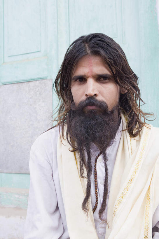 东方人,痣,胡须,一个人,坐,竖图,室外,白天,正面,亚洲,仅一个男性,仅一个人,仅一个中年男性,墙,注视,黄种人,墙壁,墙面,白色,观察,看,祈福,观看,察看,关注,吉祥痣,朱砂痣,避邪,消灾,迪勒格,男人,男性,中年男性,亚洲人,印度人,胡子,络腮胡,坐着,半身,彩图