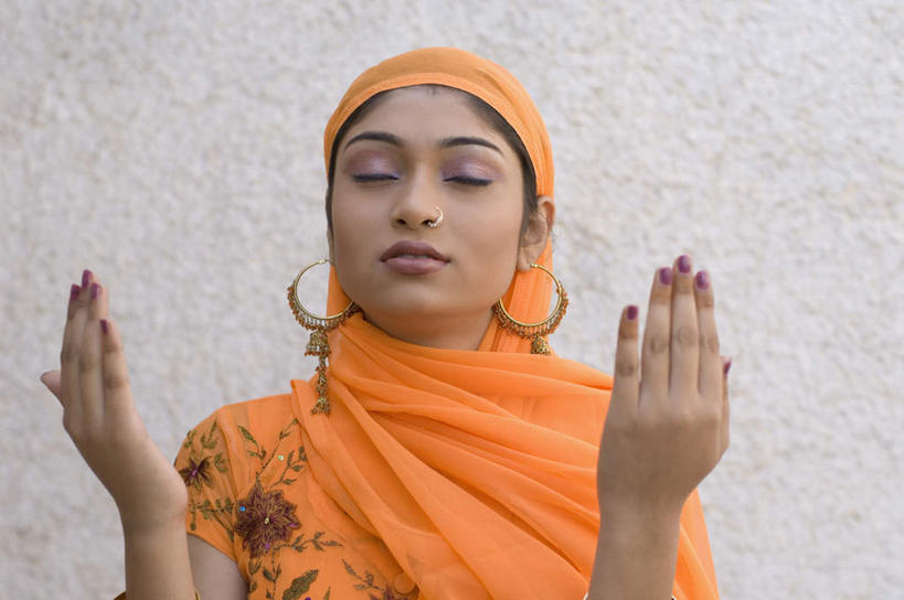 脸,脸颊,一个人,站,闭眼,笑,微笑,露齿笑,横图,室内,特写,白天,白色背景,正面,民族服装,亚洲,仅一个年轻女性,仅一个女性,仅一个人,耳环,祈祷,站着,摄影,影棚,鼻环,年轻女性,女人,女性,亚洲人,印度人,脸部,脸蛋,面部,闭眼睛,闭着眼,闭着眼睛,站立,半身,彩图,影棚拍摄,传统服装,民俗服,拍摄