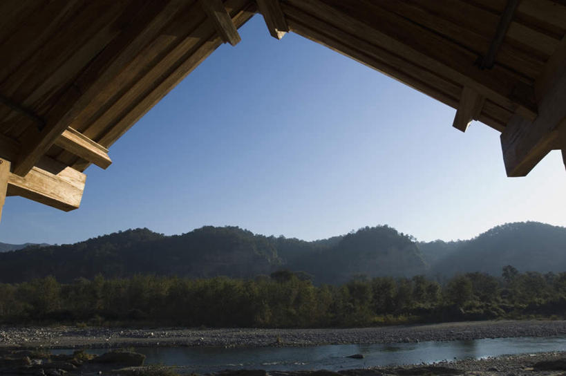 木屋,横图,室外,白天,正面,旅游,度假,湖,湖泊,美景,山,山脉,树林,水,植物,印度,亚洲,阴影,光线,影子,湖面,景观,山峰,水流,水面,山峦,娱乐,树,树木,蓝色,绿色,蓝天,天空,阳光,自然,湖水,群山,天,享受,休闲,景色,放松,生长,晴朗,成长,自然风光,南亚,万里无云,印度共和国,比哈尔邦,晴空,晴空万里,半身,彩图,茅舍,茅屋,棚屋,小木屋,小屋