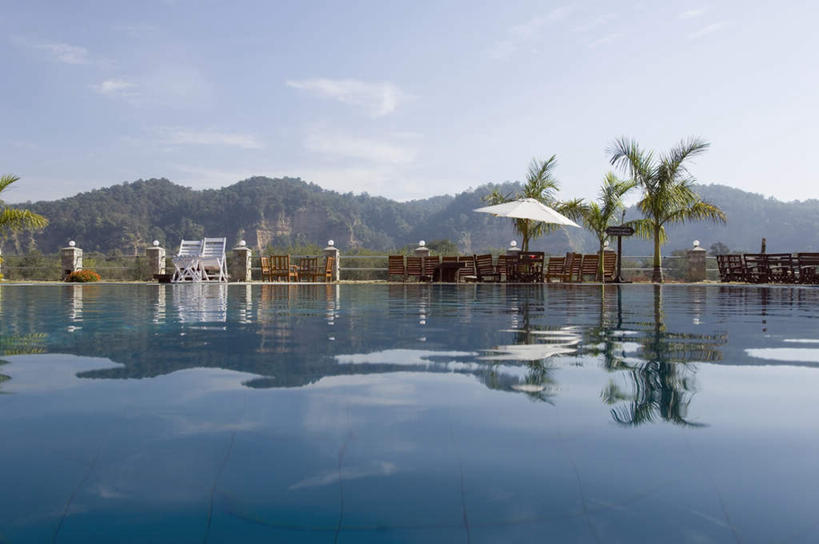 无人,游泳池,横图,室外,白天,正面,旅游,度假,美景,山,山脉,水,植物,棕榈树,叶子,印度,亚洲,阴影,波纹,光线,伞,影子,雨伞,遮阳伞,景观,山峰,水池,水面,云,云朵,绿叶,涟漪,山峦,云彩,娱乐,阳伞,泳池,树,树木,蓝色,绿色,白云,倒影,蓝天,水纹,天空,阳光,自然,波浪,群山,天,享受,休闲,嫩叶,景色,放松,生长,晴朗,成长,倒映,太阳伞,自然风光,南亚,棕榈叶,印度共和国,水晕,反照,比哈尔邦,叶,叶片,晴空,彩图