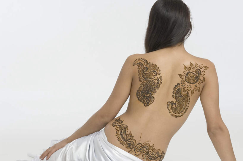 一个人,坐,横图,室内,白天,白色背景,时尚,亚洲,仅一个年轻女性,仅一个女性,仅一个人,花纹,内衣,文化,裸露,纹身,背面,个性,摄影,信仰,影棚,刺青,裸,追求,想象,文身,勇气,崇拜,张扬,年轻女性,女人,女性,亚洲人,印度人,坐着,半身,彩图,影棚拍摄,拍摄