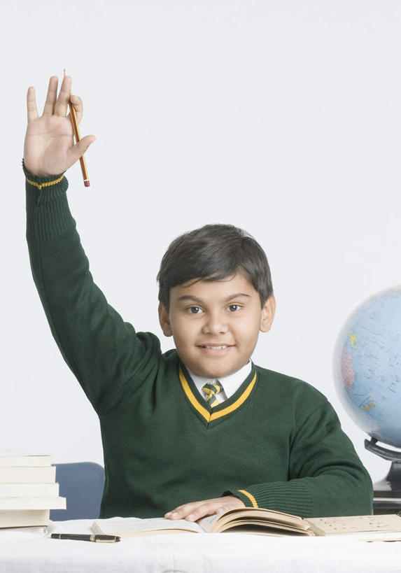 儿童,一个人,坐,笑,微笑,竖图,室内,白天,白色背景,正面,制服,纯洁,桌子,书籍,椅子,亚洲,仅一个男性,仅一个人,握,服装,朦胧,模糊,地球仪,领带,拿,拿着,注视,书桌,小孩,课桌,模型,铅笔,观察,看,仅一个小孩,校服,可爱,童年,童趣,握着,摄影,影棚,观看,察看,关注,板块,童真,烂漫,无邪,学生服,天真,男孩,男人,男性,亚洲人,印度人,孩子,书,图书,举手,坐着,半身,彩图,影棚拍摄,拍摄,男生