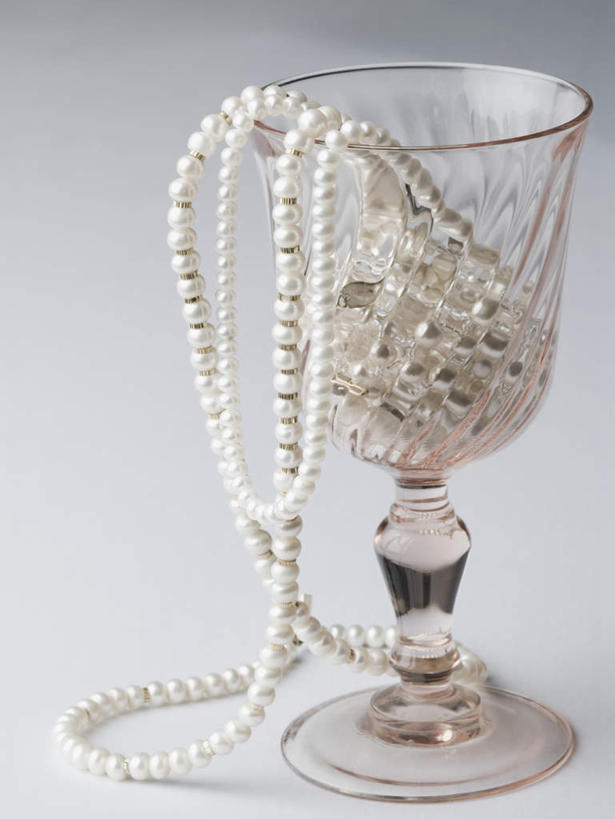 无人,竖图,室内,特写,白天,白色背景,正面,幸福,纯洁,静物,杯子,项链,珠宝,高脚杯,珍珠,红酒杯,玻璃制品,一个,酒杯,健康,摄影,影棚,单个,贵重,珍贵,富有,葡萄酒杯,宝贵,有机宝石,玻璃杯,彩图,影棚拍摄,拍摄