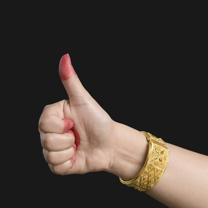 手,一个人,站,横图,室内,特写,白天,正面,亚洲,仅一个年轻女性,仅一个女性,仅一个人,黑色背景,圆圈,指甲油,鼓励,一只,手链,加油,手势,站着,手部,打气,摄影,影棚,鼓舞,年轻女性,女人,女性,亚洲人,印度人,半身,彩图,影棚拍摄,拍摄