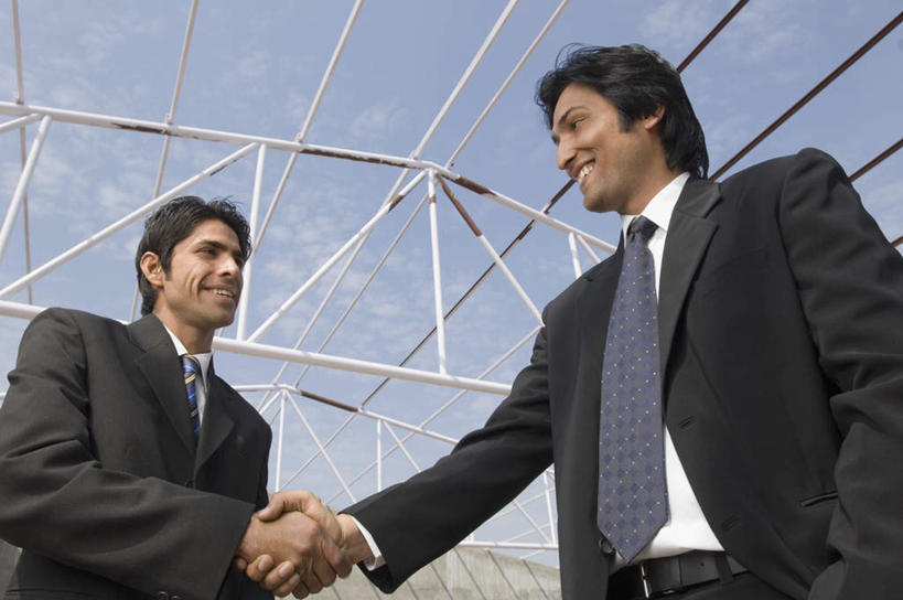 两个人,伙伴,朋友,商务人士,商务男性,站,握手,笑,微笑,露齿笑,横图,室外,白天,仰视,衬衫,友谊,合作,团队,亚洲,套装,云,云朵,云彩,注视,蓝色,白云,蓝天,天空,建筑工地,天,观察,看,站着,战略,晴朗,观看,察看,钢架,关注,商务装,工薪阶层,钢结构,联合,合谋,地盘,建筑地盘,施工地盘,配合,协作,男人,男性,年轻男性,亚洲人,印度人,白领,上班族,晴空,搀手,拉手,手拉手,手握手,站立,半身,彩图,低角度拍摄,衬衣,工地